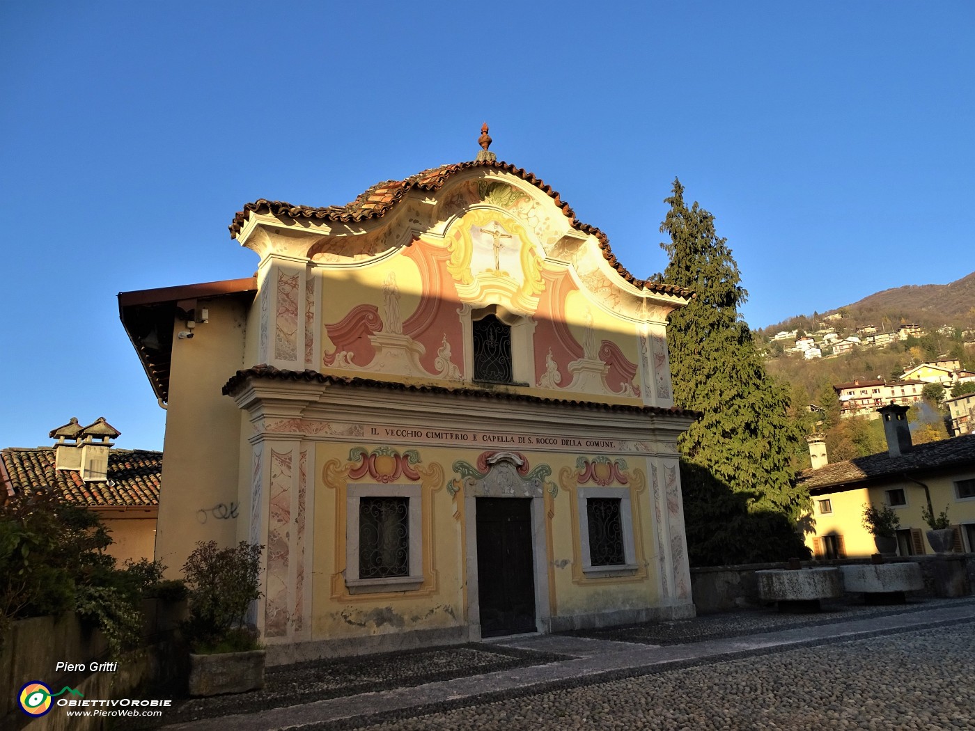 09 Attraverso il sagrato mentre sorge il sole... .JPG